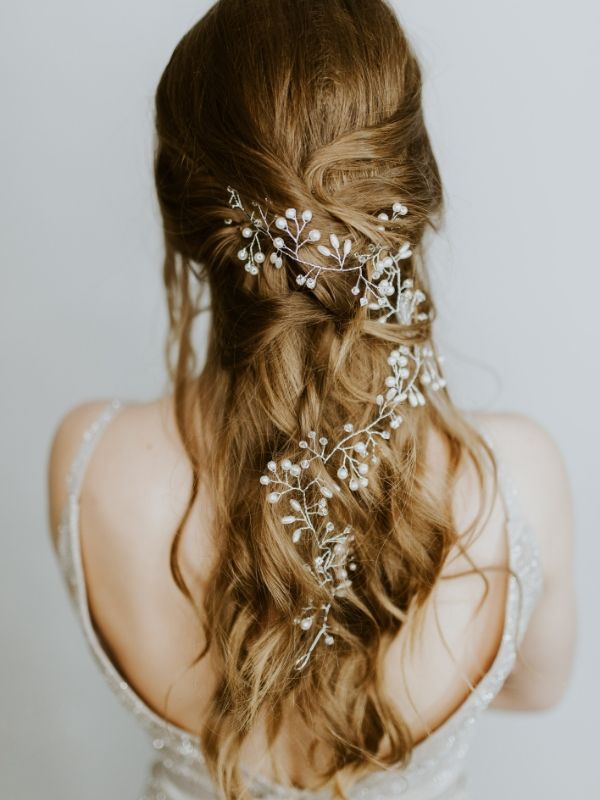 Coiffure mariage avec des bijoux pour accessoiriser la coiffure